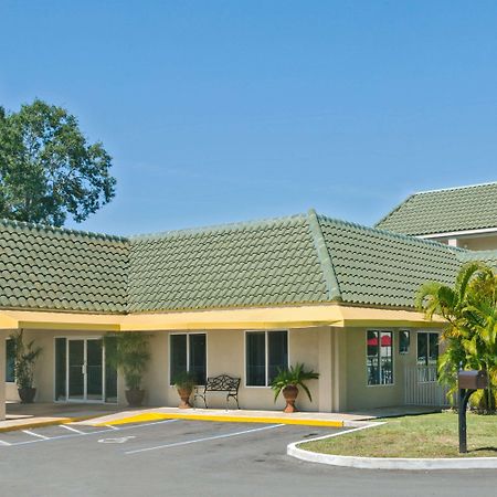 Days Inn By Wyndham Port Charlotte Town Center Екстериор снимка