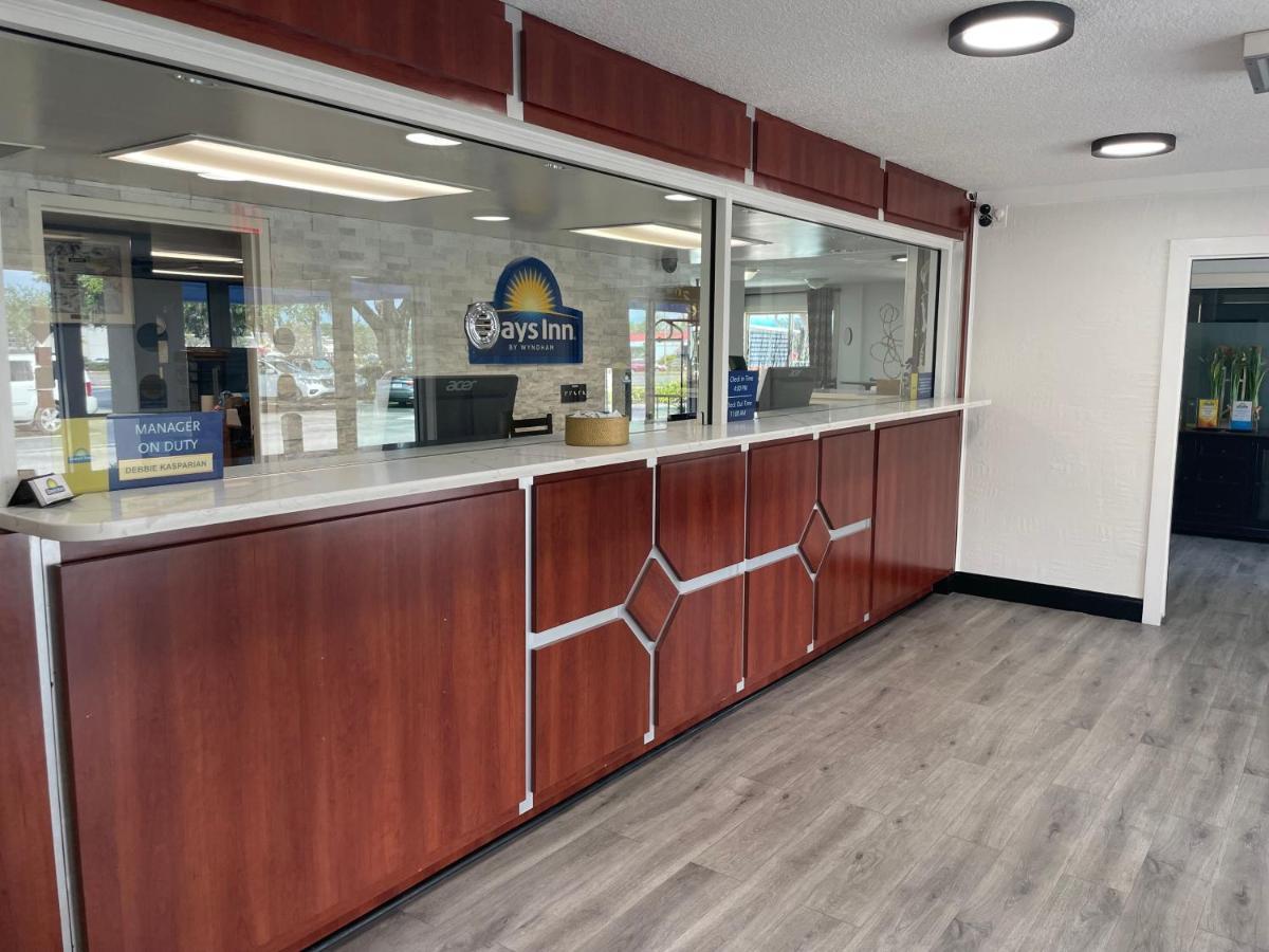 Days Inn By Wyndham Port Charlotte Town Center Екстериор снимка