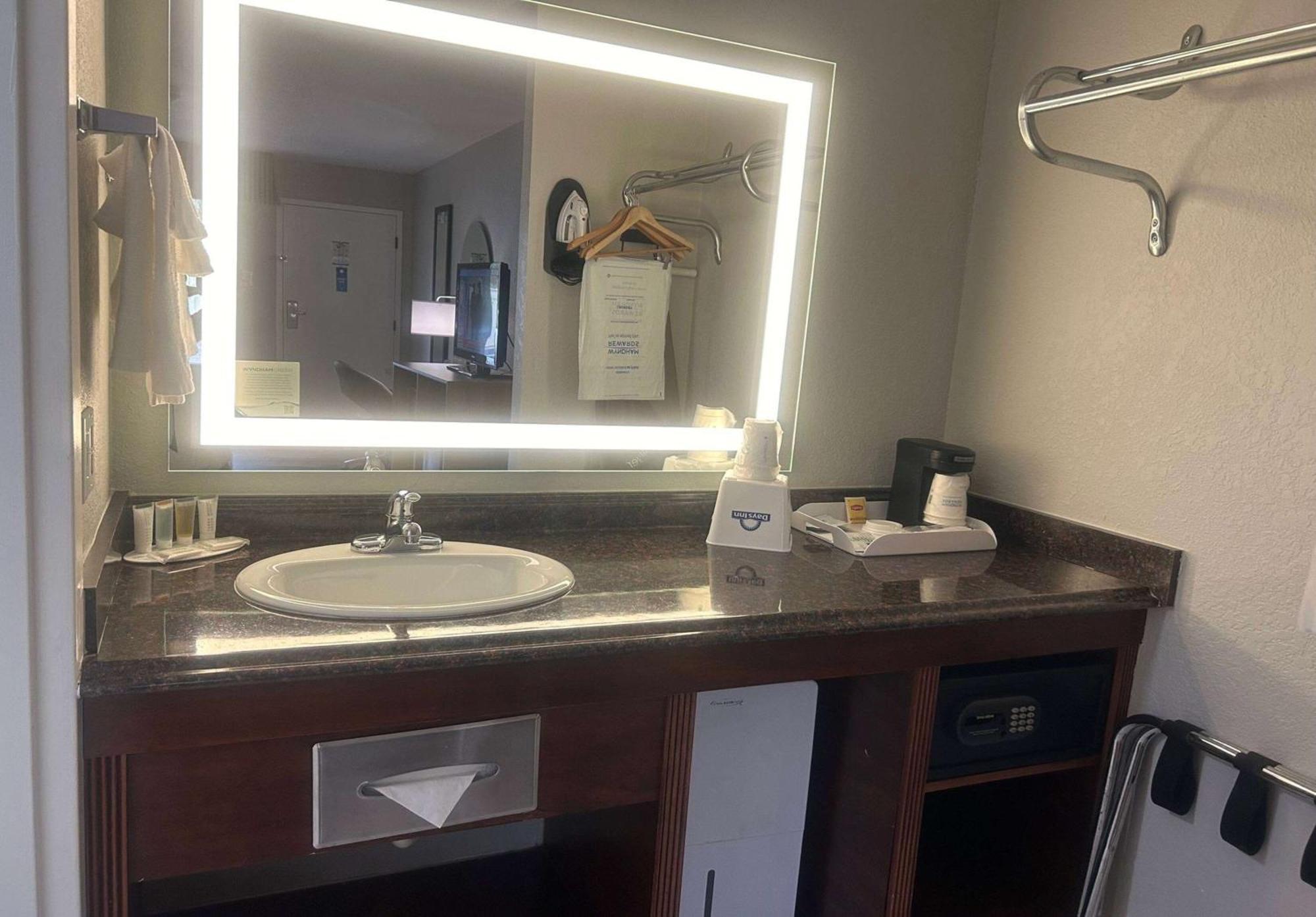 Days Inn By Wyndham Port Charlotte Town Center Екстериор снимка