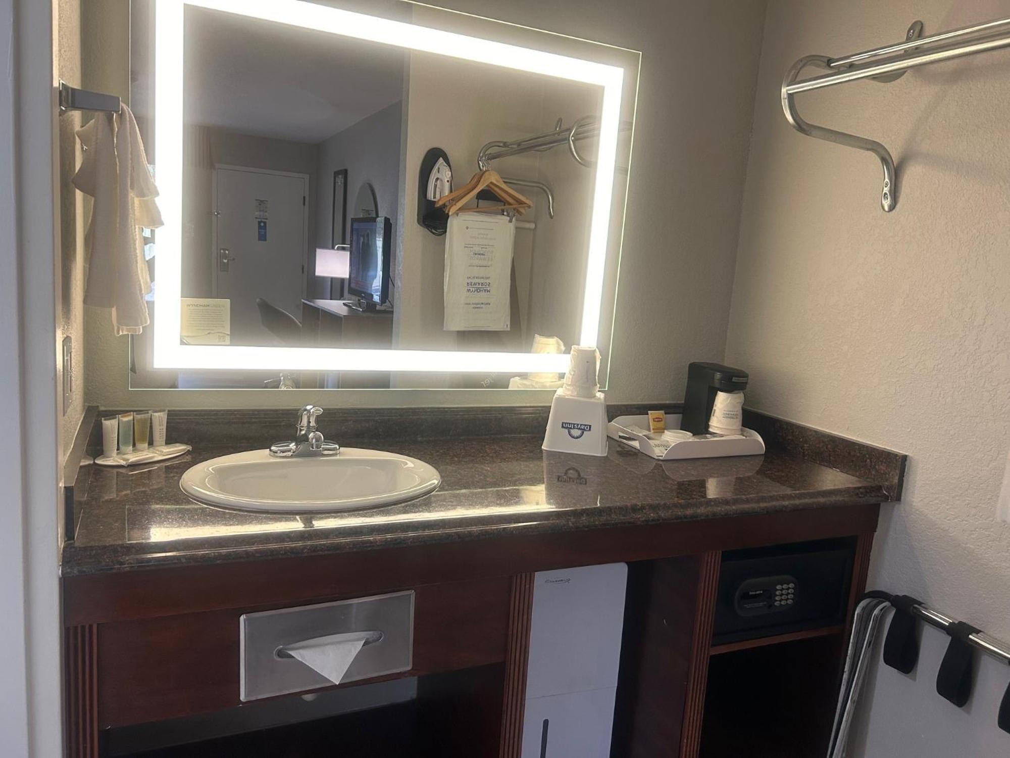 Days Inn By Wyndham Port Charlotte Town Center Екстериор снимка